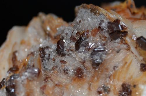 Barite, Vanadinite, Gypsum
Mibladen, Midelt, Khénifra Province, Meknès-Tafilalet Region, Morocco
FOV 2.5 x 2 cm (Author: Vitomorim)