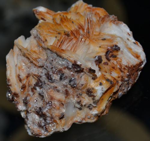 Barite, Vanadinite, Gypsum
Mibladen, Midelt, Khénifra Province, Meknès-Tafilalet Region, Morocco
6 x 6 x 3.5 cm (Author: Vitomorim)