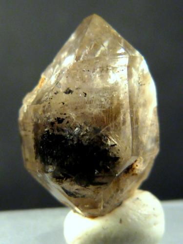 Cuarzo
Berbes, Ribadesella, Asturias, España
1,5 x 2 x 1 cm.
Cristal con hidrocarburos (Autor: Felipe Abolafia)