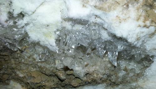 Yeso
Canteras de Alabastro, Cerro Patillas, Fuentes de Ebro, Zaragoza, Aragón, España.
detalle de la zona de cristales 4 x 2 cm (Autor: Javier Rodriguez)