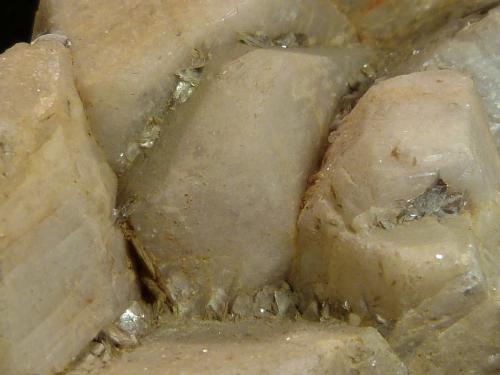 Albita (serie de las Plagioclasas)
Madagascar
8 x 6 x 5 cm.
Detalle de los cristales de mica moscovita, en los intersticios de los cristales de albita (Autor: Felipe Abolafia)
