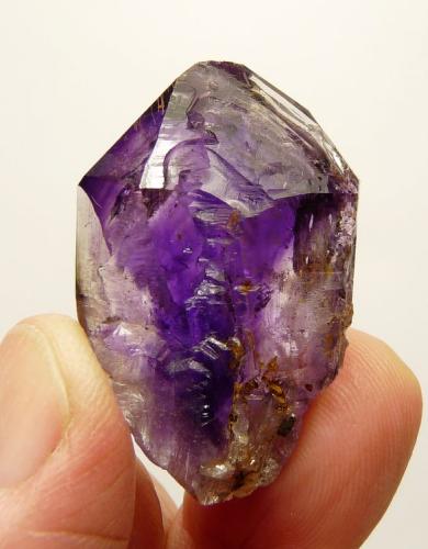 Quartz variety amethyst
Brandberg Area, Erongo, Namibia
40 x 26 x 15 mm
Same as above. (Author: Pierre Joubert)