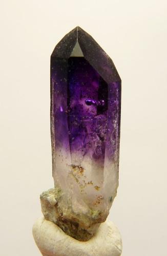 Quartz variety amethyst
Brandberg Area, Erongo, Namibia
31 x 10 x 08 mm
Same as above. (Author: Pierre Joubert)