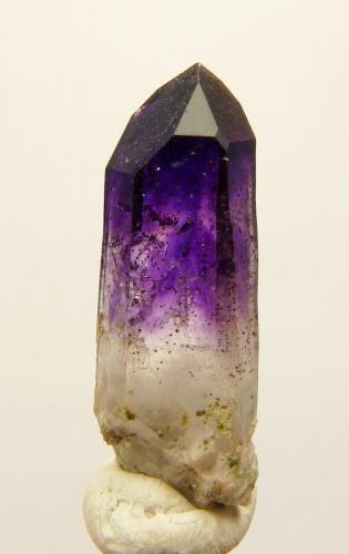 Quartz variety amethyst.
Brandberg Area, Erongo, Namibia
31 x 10 x 08 mm (Author: Pierre Joubert)