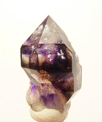 Quartz variety amethyst
Brandberg Area, Erongo, Namibia
28 x 16 x 15 mm
Same as above. (Author: Pierre Joubert)