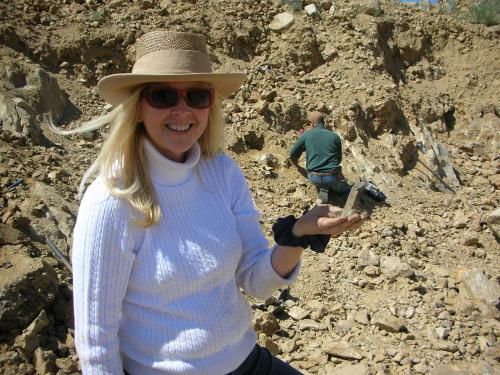 Ronna Jewett, discoverer of the mondo best pocket holding a small quartz from her find.  The pocket exceeded 4 feet (1.3 m) in depth by the time it was finished. (Author: Tony L. Potucek)
