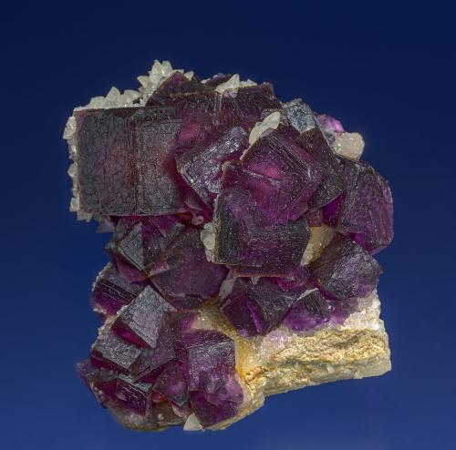 Fluorite, Calcite, Quartz
Jingbian Cu-Au deposit, Zongyang Co., Anqing Prefecture, Anhui Province, China
6.5 x 6.0 cm (Author: am mizunaka)