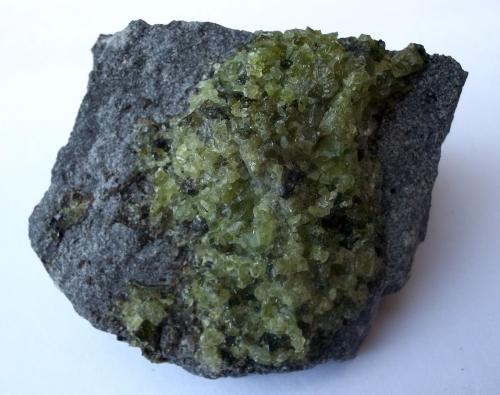 Olivino (Grupo)<br />Salinas de Janubio, Yaiza, Lanzarote, Provincia de Las Palmas, Canarias, España<br />4 x 4 cm<br /> (Autor: Cristalino)