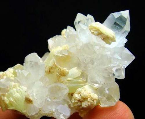 Prehnite with quartz
China
4.5 x 5.5 x 1 cm. (Author: barbie90)