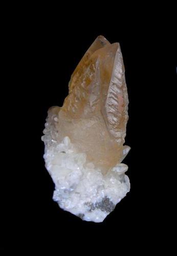 Calcite on Dolomite
Candesa Quarry - Verdenueva Height – Camargo – Cantabria - Spain.
5 x 4,4 cm.
Main crystal air of 3,9 cm. (Author: DAni)
