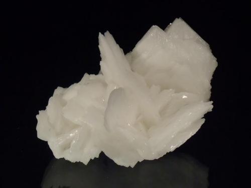 Barite
Quiruvilca Mine, Santiago de Chuco, Peru
7.5x5.5cm
I like this because it is stark white, hard to photograph. (Author: Greg Lilly)