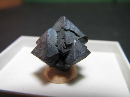 Cuprita<br />Dzhezkazgan, Región Karaganda, Kazajstán<br />14 x 13 x 13 mm.<br /> (Autor: prcantos)