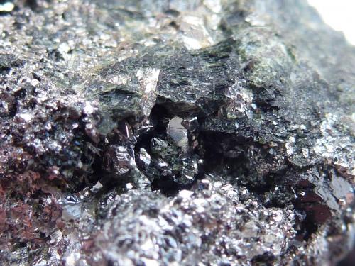 Löllingita, Diópsido y Ferro-actinolita<br />Monchi Mine, Sierra del Cordel, Burguillos del Cerro, Comarca Zafra-Río Bodión, Badajoz, Extremadura, Spain<br />4 x 4 cm<br /> (Autor: javier ruiz martin)