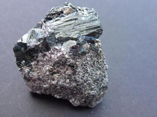 Löllingita, Diópsido y Ferro-actinolita<br />Monchi Mine, Sierra del Cordel, Burguillos del Cerro, Comarca Zafra-Río Bodión, Badajoz, Extremadura, Spain<br />4 x 4 cm<br /> (Autor: javier ruiz martin)