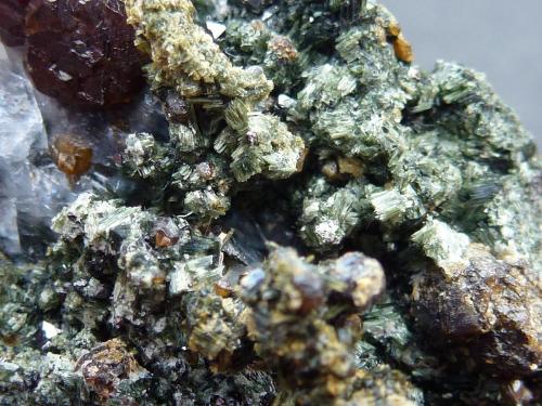 Granate, Anfíbol (variedad uralita), Magnetita, Calcita, Pirita<br />Milucha Mine, Palombatos, Burguillos del Cerro, Comarca Zafra-Río Bodión, Badajoz, Extremadura, Spain<br />4 x 3 cm.<br /> (Autor: javier ruiz martin)