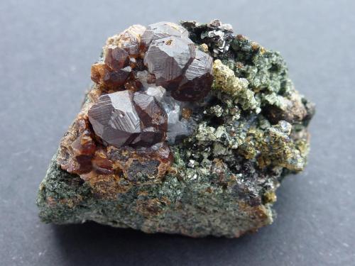 Granate, Anfíbol (variedad uralita), Magnetita, Calcita, Pirita<br />Milucha Mine, Palombatos, Burguillos del Cerro, Comarca Zafra-Río Bodión, Badajoz, Extremadura, Spain<br />4 x 3 cm.<br /> (Autor: javier ruiz martin)