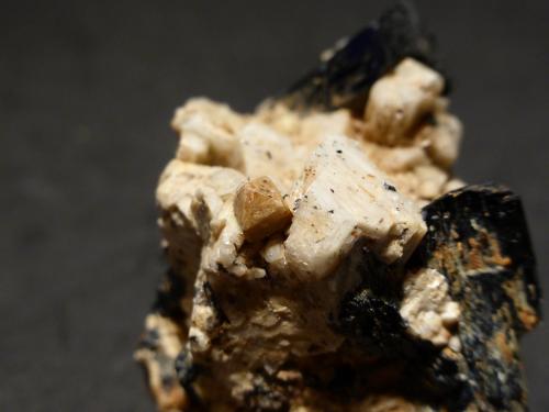 Ortoclasa, Aegirina y Zircón<br />Monte Malosa, Distrito Zomba, Malawi<br />5,5x4,5 cm<br /> (Autor: Ander Ispizua Juan)