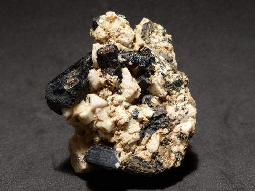 Ortoclasa, Aegirina y Zircón<br />Monte Malosa, Distrito Zomba, Malawi<br />5,5x4,5 cm<br /> (Autor: Ander Ispizua Juan)