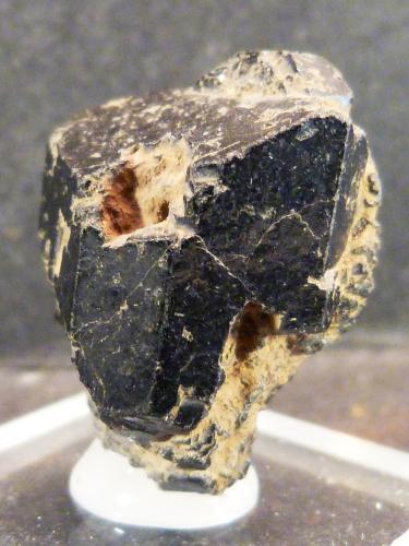 Augita<br />Volcán Roca Negra, Santa Pau, Olot, Comarca Garrotxa, Gerona / Girona, Cataluña / Catalunya, España<br />2 x 2,5 x 1,5 cm.<br /> (Autor: Felipe Abolafia)