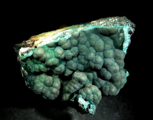 Pseudomalaquita.<br />Mina Miguel Vacas, Freguesías Pardais y Conceição, Vila Viçosa, Distrito Évora, Província Alentejo Central, Región Alentejo, Portugal<br />60x40 mm.<br /> (Autor: Jesus Franquesa Baucells)