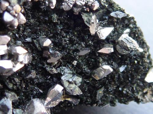 Löllingita, Ferro-actinolita, Diópsido, Magnetita<br />Monchi Mine, Sierra del Cordel, Burguillos del Cerro, Comarca Zafra-Río Bodión, Badajoz, Extremadura, Spain<br />6 x 3 cm. la zona de cristales<br /> (Autor: javier ruiz martin)