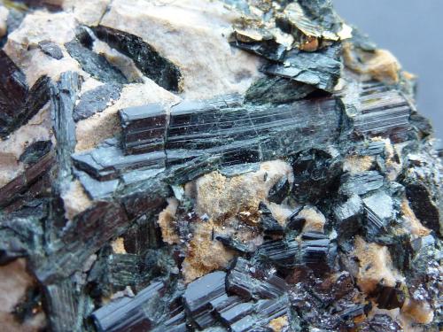 Ferro-Actinolita, Pirita<br />Coto San Guillermo, Jerez de los Caballeros, Comarca Sierra Suroeste, Badajoz, Extremadura, España<br />6 x 4 cm.<br /> (Autor: javier ruiz martin)