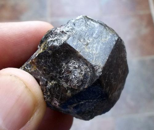 Almandino (Granate)<br />Bama Openpit (San Rafael Claim), Picón or Minas hill, San Vicenzo de Bama, Touro, Comarca Arzúa, La Coruña / A Coruña, Galicia / Galiza, Spain<br />3 x 3 cm<br /> (Autor: Cristalino)