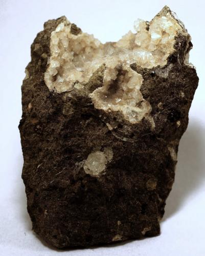 Chabazita, Natrolita, Mesolita<br />Montaña Blanca-Pueblo de Agaete, Agaete, Gran Canaria, Provincia de Las Palmas, Canarias, España<br />56 x 41 x 33 mm.<br /> (Autor: José Luis Zamora)