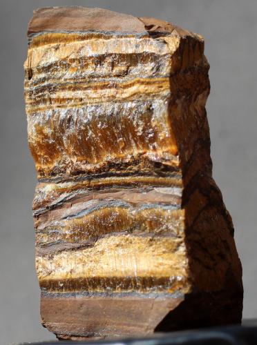 Cuarzo (variedad ojo de tigre)<br />Sudáfrica<br />50 x 26 x 19 mm.<br /> (Autor: José Luis Zamora)