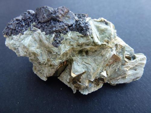 Pirita Octaédrica, Magnetita y Tremolita<br />La Herrería Mine, Burguillos del Cerro, Comarca Zafra-Río Bodión, Badajoz, Extremadura, Spain<br />6 x 5 cm.<br /> (Autor: javier ruiz martin)