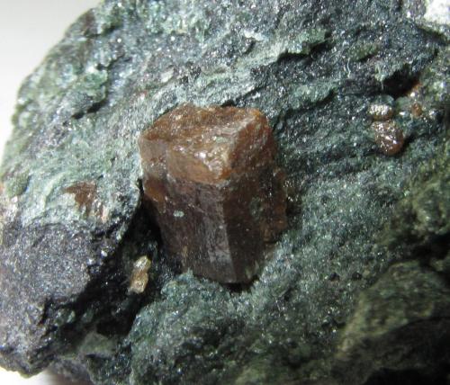 Perovskita<br />Valmalenco, Provincia Sondrio, Lombardía, Italia<br />Cristal de 4 x 3 x 6 mm.<br /> (Autor: prcantos)