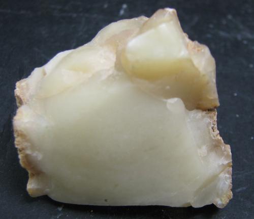 Ópalo<br />Grupo Minero Galicia, Cerro Almodóvar, Distrito Vicálvaro (Villa de Vallecas), Madrid, Comarca Área Metropolitana de Madrid, Comunidad de Madrid, España<br />36 x 35 x 25 mm.<br /> (Autor: José Luis Zamora)
