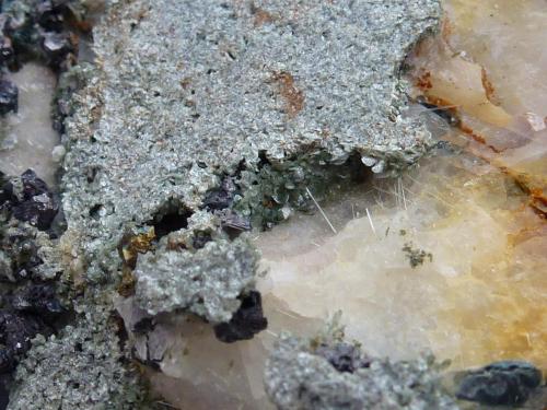 Pirita, Calcita, Tremolita, Magnetita, Actinolita, Clorita<br />La Herrería Mine, Burguillos del Cerro, Comarca Zafra-Río Bodión, Badajoz, Extremadura, Spain<br />6 x 6 cm.<br /> (Autor: javier ruiz martin)