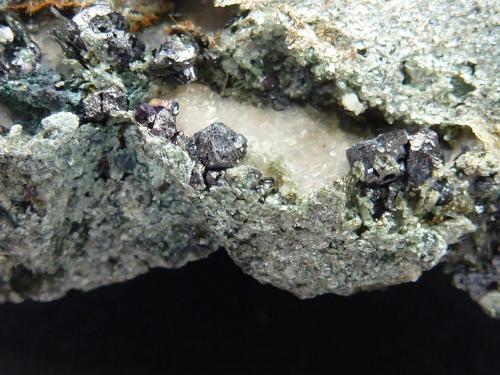 Pirita, Calcita, Tremolita, Magnetita, Actinolita, Clorita<br />La Herrería Mine, Burguillos del Cerro, Comarca Zafra-Río Bodión, Badajoz, Extremadura, Spain<br />6 x 6 cm.<br /> (Autor: javier ruiz martin)