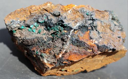 Pseudomalaquita<br />Mine in the property <i>El Novillero</i>, Merlizas ravine, Cheles, Comarca Llanos de Olivenza, Badajoz, Extremadura, Spain<br />71 x 44 x 32 mm.<br /> (Autor: José Luis Zamora)