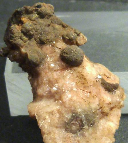 Cuarzo, variedad botroidal<br />Bailén, Comarca Sierra Morena, Jaén, Andalucía, España<br />4 x 2,5 x 1,5 cm.<br /> (Autor: Felipe Abolafia)