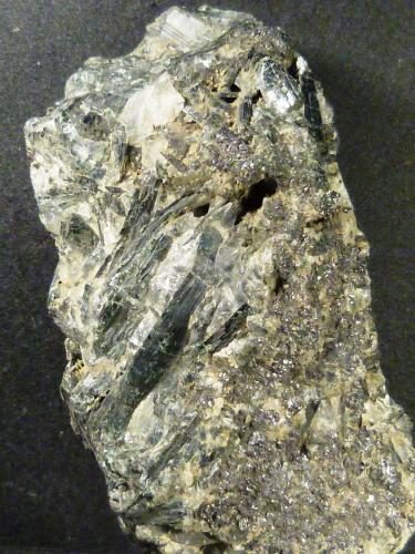 Ferro-actinolita<br />Coto San Guillermo, Jerez de los Caballeros, Comarca Sierra Suroeste, Badajoz, Extremadura, España<br />4 x 7,5 x 3,5 cm.<br /> (Autor: Felipe Abolafia)