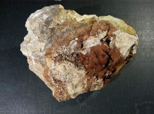 Nacrita, dolomita-ankerita<br />Mina Linda Mariquita, El Molar, Comarca Priorat, Tarragona, Cataluña / Catalunya, España<br />6 x 5 x 3 cm<br /> (Autor: Javier Rodriguez)