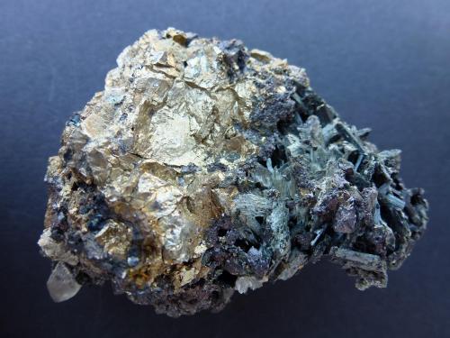 Pirita, Ferro-actinolita, Actinolita, Anfíbol (variedad uralita), Magnetita, Cuarzo<br />San Guillermo Claim, Jerez de los Caballeros, Comarca Sierra Suroeste, Badajoz, Extremadura, Spain<br />6 x 6 cm.<br /> (Autor: javier ruiz martin)