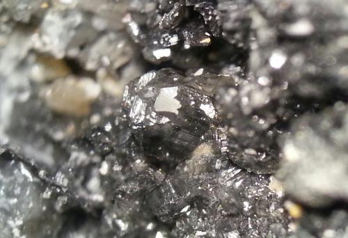 Cerusita<br />Mina Mineralogia, El Molar, Comarca Priorat, Tarragona, Cataluña / Catalunya, España<br />cristal a 30 aumentos<br /> (Autor: Javier Rodriguez)