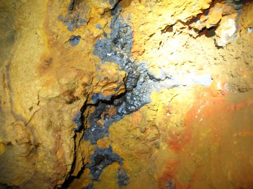 Interior de una de las galerías de las minas de Taouz (febrero 2013). Con óxidos de hierro y manganeso, vanadinita... (Autor: Joan Rosell)