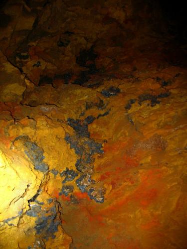 Interior de una de las galerías de las minas de Taouz (febrero 2013). Con óxidos de hierro y manganeso, vanadinita... (Autor: Joan Rosell)