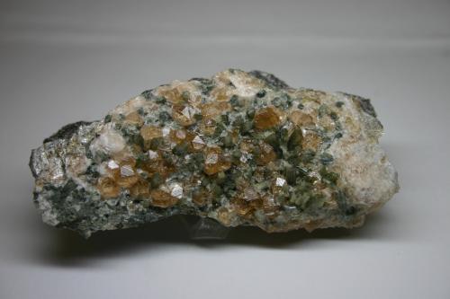Grossularia (variedad hessonita) (grupo Granate) con diópsido y vesuvianita<br />Mina Jeffrey, Asbestos, Les Sources RCM, Estrie, Québec, Canadá<br />82mm - 46mm - 26mm<br /> (Autor: Pedro Naranjo)
