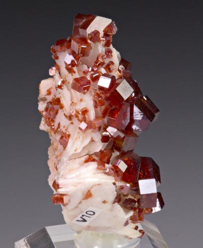 Vanadinita, barita<br />Mibladen (Mibladen mining district), Midelt, Midelt Province, Drâa-Tafilalet Region, Morocco<br />70 mm x 40 mm x 34 mm<br /> (Autor: Carles Millan)