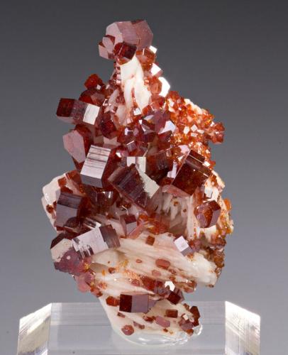 Vanadinita, barita<br />Mibladen (Mibladen mining district), Midelt, Midelt Province, Drâa-Tafilalet Region, Morocco<br />70 mm x 40 mm x 34 mm<br /> (Autor: Carles Millan)