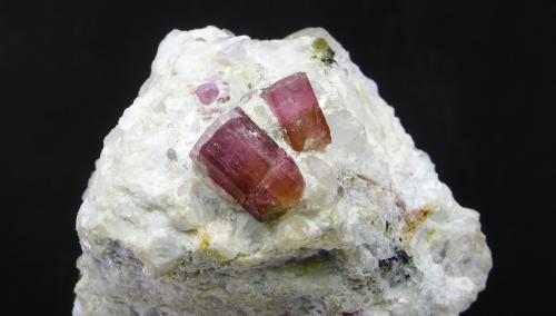 Elbaita (variedad rubelita)<br />Yacimiento Trascastillo, Trascastillo, Cártama, Comarca Valle del Guadalhorce, Málaga, Andalucía, España<br />Cristales de 0.9 y 0.6 cm<br /> (Autor: Diego Navarro)