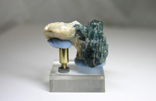 Elbaita (variedad indicolita) (grupo Turmalina)<br />Mina Pirineus, Monte Belo, Itinga, Vale do Jequitinhonha, Minas Gerais, Brasil<br />41mm - 32mm - 27mm<br /> (Autor: Pedro Naranjo)