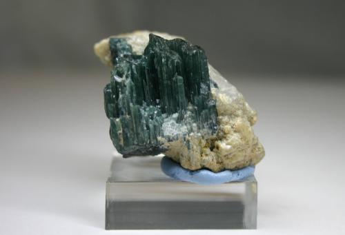 Elbaita (variedad indicolita) (grupo Turmalina)<br />Mina Pirineus, Monte Belo, Itinga, Vale do Jequitinhonha, Minas Gerais, Brasil<br />41mm - 32mm - 27mm<br /> (Autor: Pedro Naranjo)