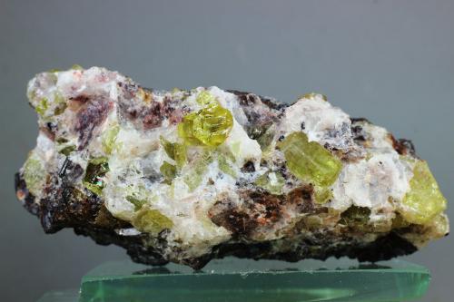 Fluorapatito (grupo Apatito)<br />Mina Cerro de Mercado, Cerro de los Remedios, Victoria de Durango, Municipio Durango, Durango, México<br />83x35x30<br /> (Autor: Juan Espino)