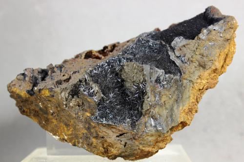 Pirolusita<br />Mina Serra da Mina, Cercal, Santiago do Cacém, Distrito Setúbal , Región Área Metropolitana de Lisboa, Portugal<br />85x50x40 mm<br /> (Autor: Juan Espino)